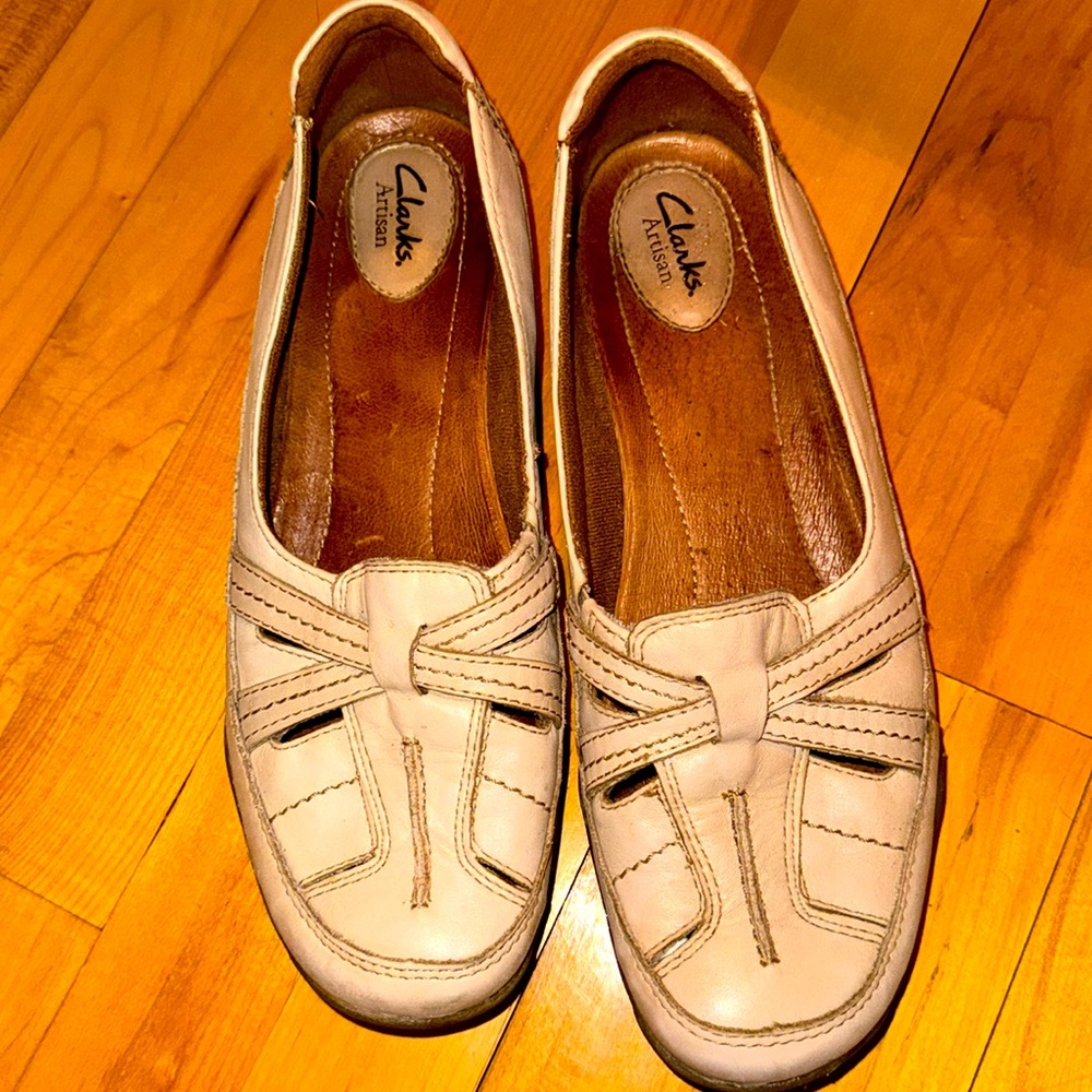 ✅2/$20✅ Clark’s cream coloured leather upper & brown rubber sole! Size 8/9!